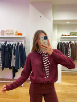Button cardigan + striped scarf bordeaux