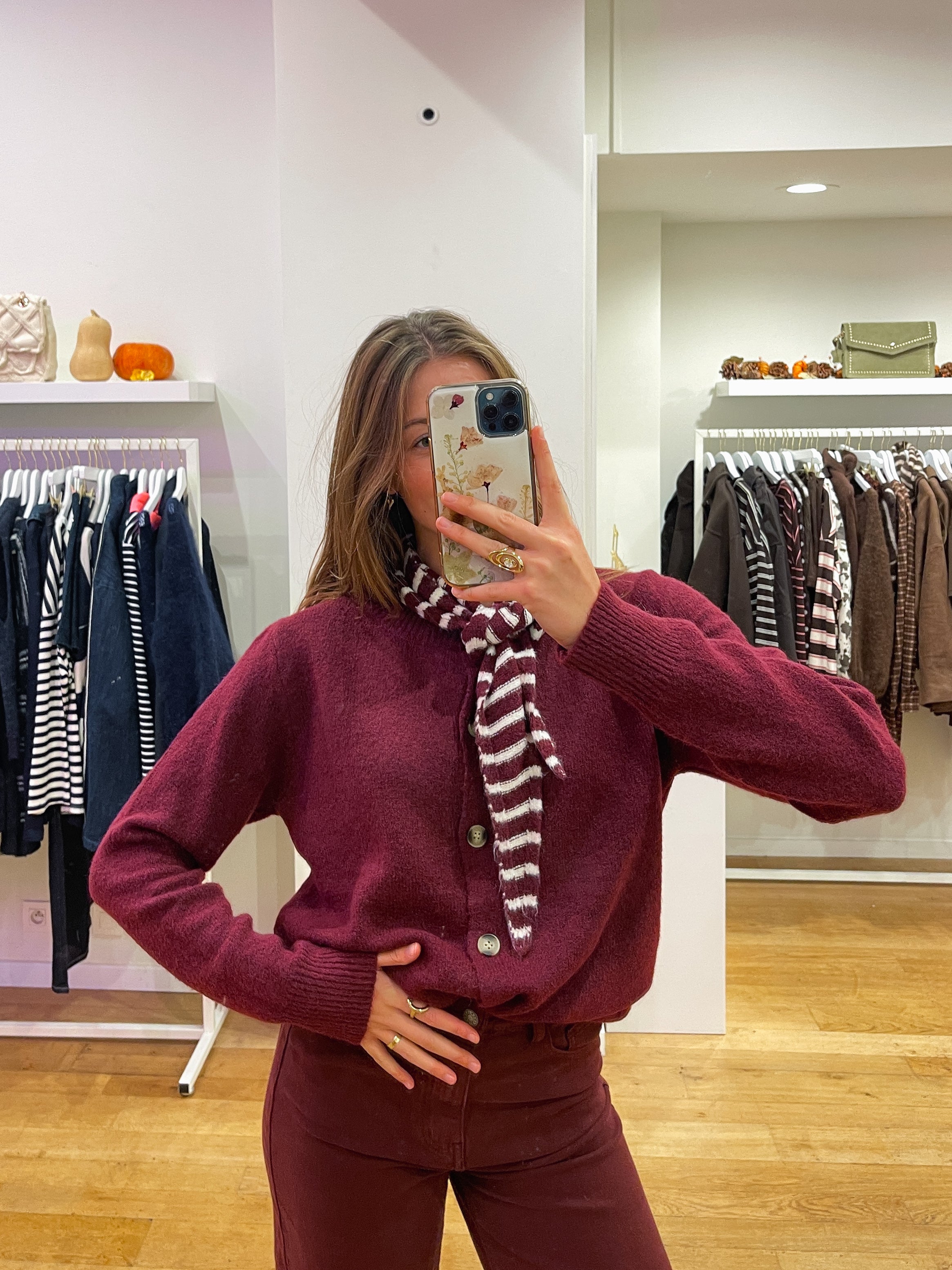 Button cardigan + striped scarf bordeaux