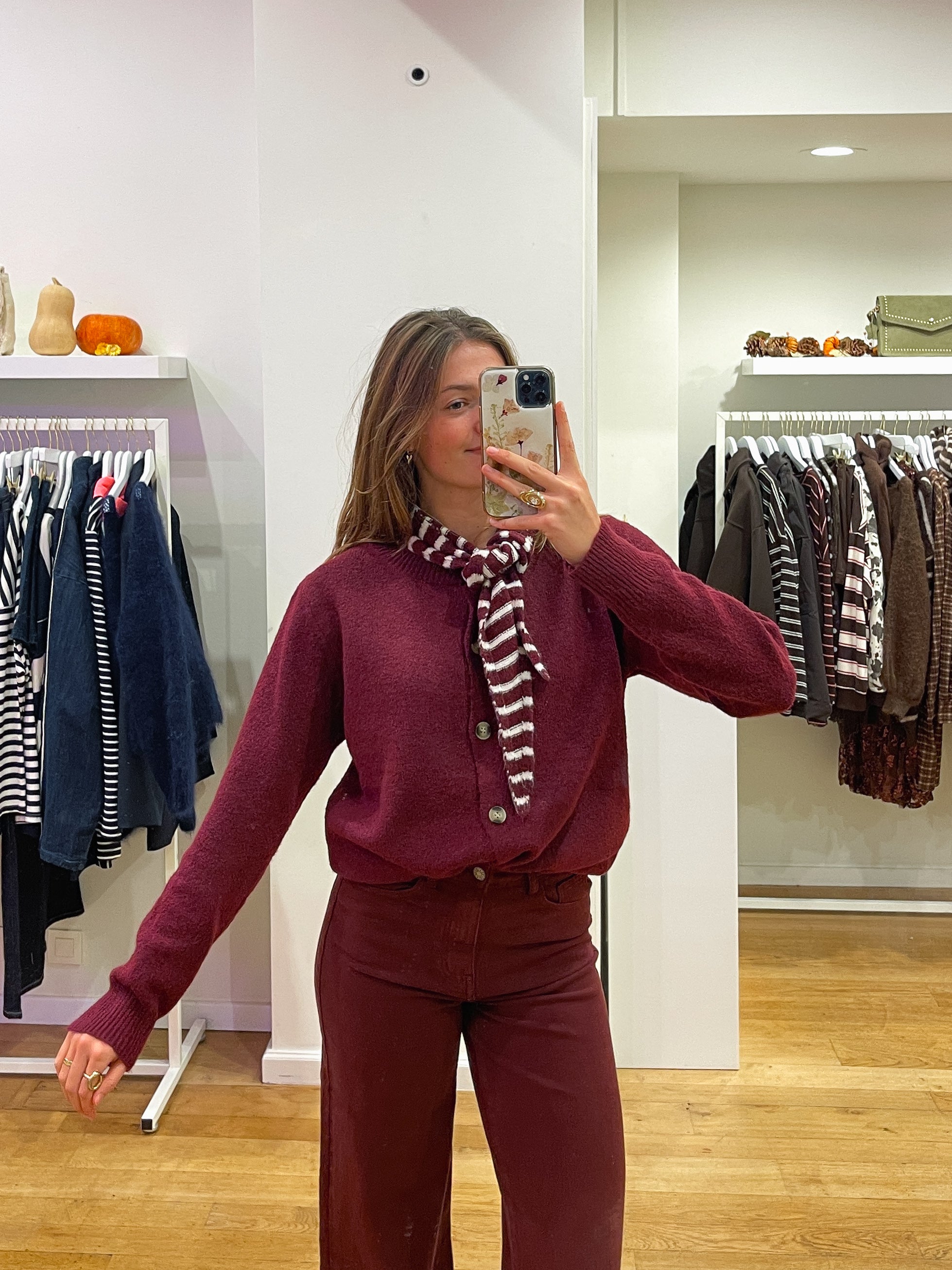 Button cardigan + striped scarf bordeaux