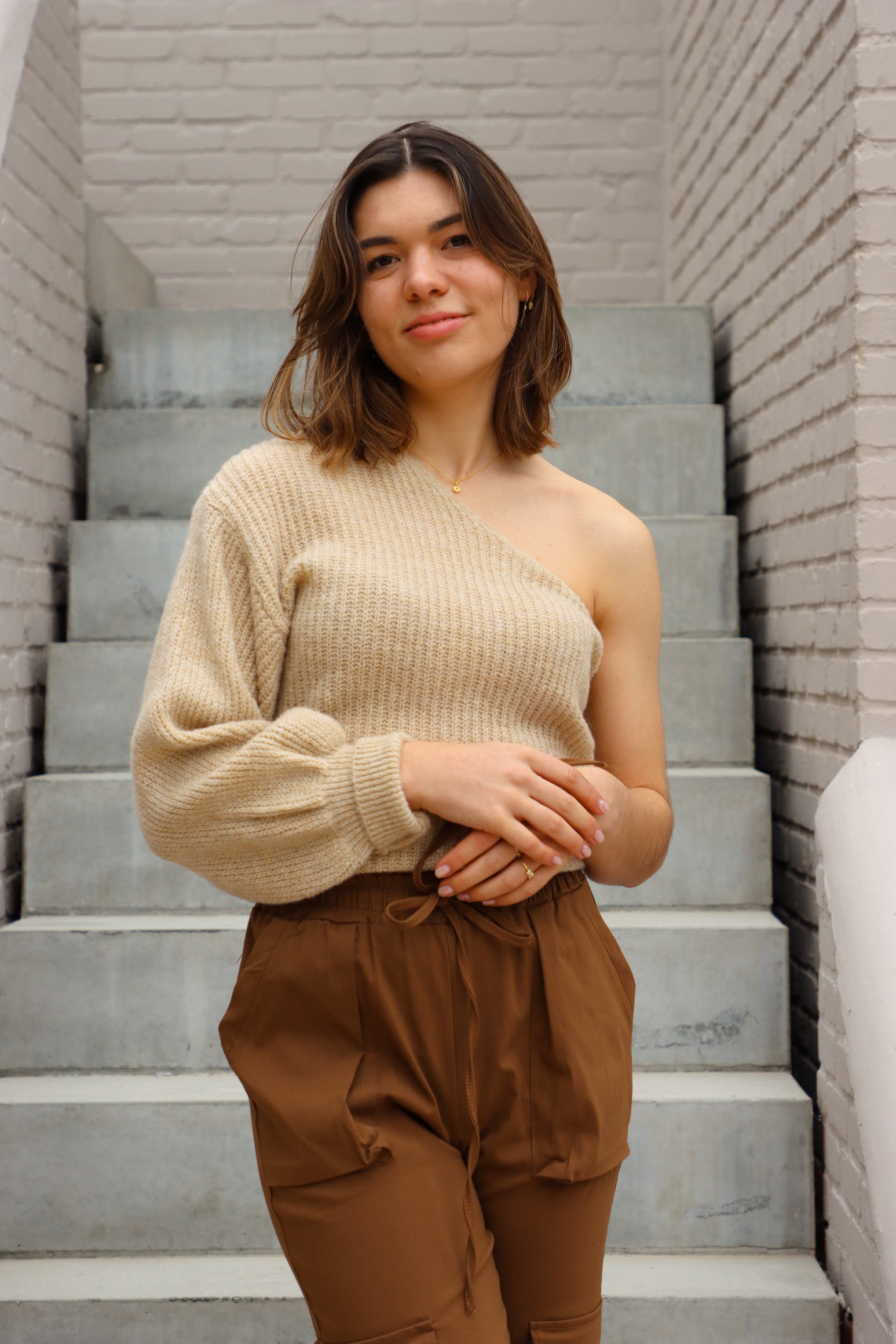One shoulder beige