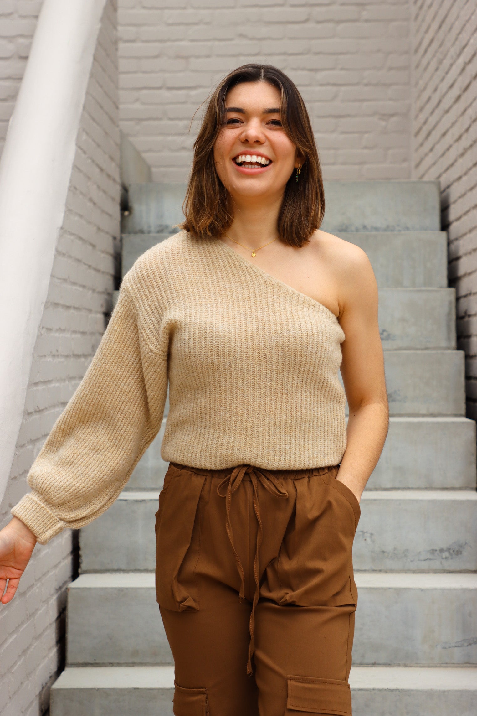 One shoulder beige